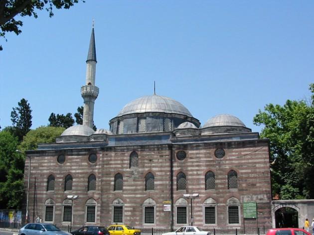 <p>Beşiktaş'taki Sinan Paşa Camii restore edilmeden önce bu haldeydi. </p>