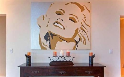 Anna Nicole Smith Playboy güzeli ve model Anna Nicole Smith’in bir süre oturduğu ev, yıldızın ölümünden 4 yıl sonra 1.15 milyon dolara satışa çıkarıldı. Evin girişinde halen Smith’in tablosu asılı duruyor.