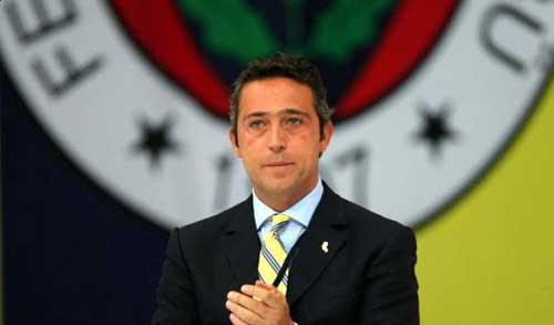 <p><strong>HERKESİN DİLİNDE KOÇ VAR</strong><br />Peki ya Aziz Yıldırım sonrası... Yıldırım’ın kafasındaki ‘halef’ hazır: Ali Koç... Ailesinden başkanlık için ‘onay’ aldığına dair haberler çıkan Koç’un F.Bahçe’nin 1 numarası olma adına gönderdiği bir sinyal daha var kulislerde. Koç’un Eskişehirspor Başkanı Halil Ünal’a, “Alper Potuk için benimle konuşmadan kimseyle el sıkışma” dediği iddia ediliyor. Olağanüstü genel kurul, dev bir başkanlık yarışını da ortaya çıkaracak gibi. Zira uzun süredir başkanlık isteğini dile getiren bir isim daha var. Mehmet Ali Aydınlar’ın haziran ayına genel kurul konulması halinde, 200 milyon liralık bir sponsorluk desteği ve bir çok projeyle Ali Koç’a rakip olmaya hazırlandığı biliniyor.</p>