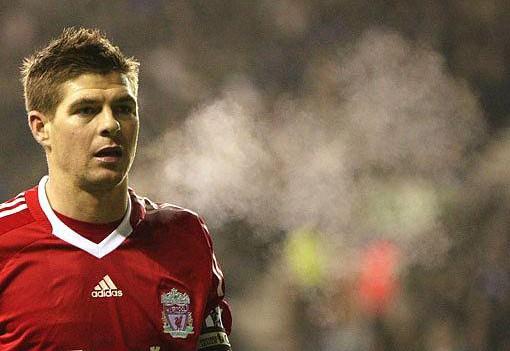 <p>Steven Gerrard: "Şutunuzla sadece kaleciyi geçmeyi değil, onu yok etmeyi düşünün."</p>
