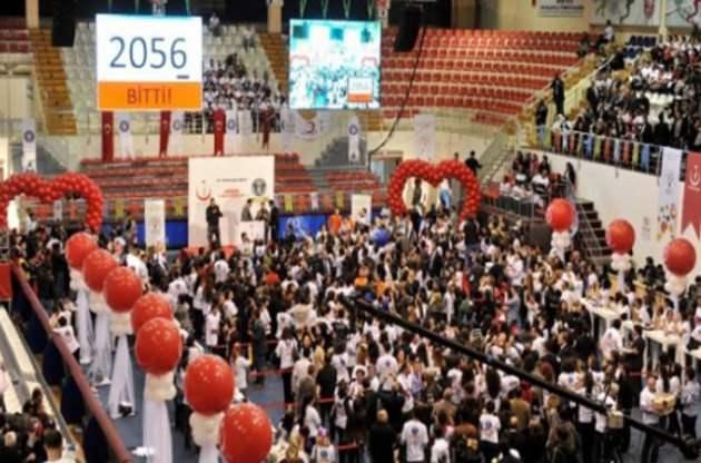 <p>Türkiye'de bu yıl Guinness dünya rekorları arasına giren rekorlar şöyle:</p>
<p><strong>Bir saat içinde en fazla organ bağışı rekoru:</strong> Antalya Valiliği koordinasyonunda, İl Sağlık Müdürlüğünce düzenlenen Guinness dünya rekoru denemesinde, daha önce Çin'e ait olan rekor 7 dakikada 475 organ bağışıyla kırıldı. Rekor denemesine destek vermek için gelenler arasında, Türkiye'nin yüz nakli ameliyatı olan hastaları Uğur Acar ve Turan Çolak da yer aldı. 2011'de Londra'da 321 kişi, 2012'de Çin'de 474 kişiyle kırılan rekorun Antalya denemesinde, ilk yarım saatte 1981 kişi organ bağışında bulundu.</p>