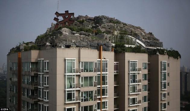 <p>Çin'in başkenti Pekin'de yaşayan Zhang Lin, hayalindeki dağ evine sahip olmak için altı yılını harcadı ve sonunda başardı.</p>