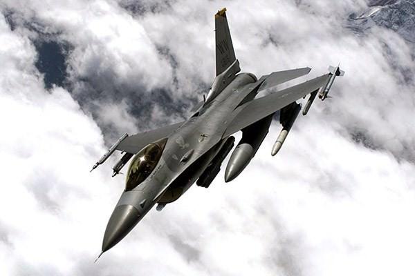 <p><strong>F-16 Savaşan Şahin</strong><br />Dünyanın en popüler savaş uçaklarından biri olan ABD'li F-16'yı dünyada toplam 25 ülke kullanıyor.</p>