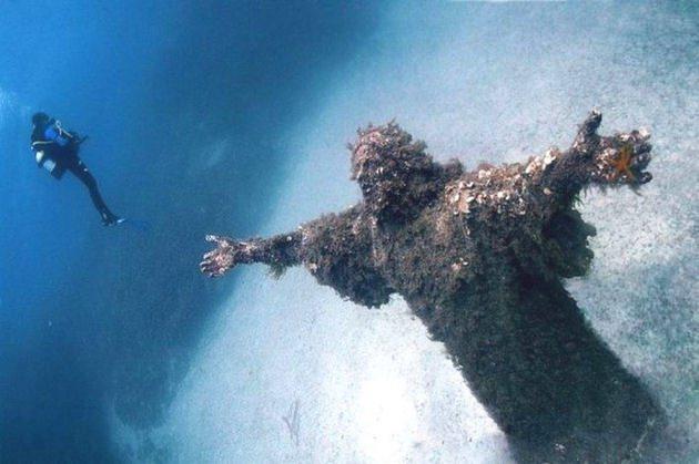 <p>Christ of the Abyss</p>
<p>San Fruttuoso, İtalya</p>