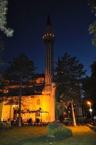<p>Edirne’de bulunan tarihi Selimiye Camii'ni mübarek Berat Kandili’nde dolduran müminler ellerini semaya açarak dua etti.</p>