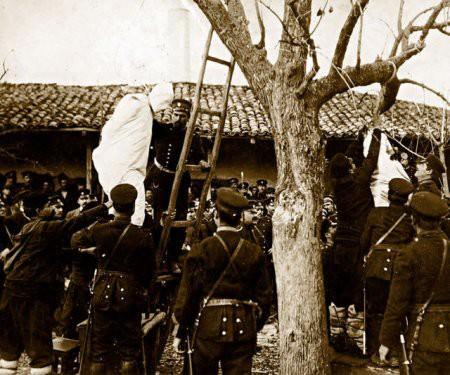 <p>Bulgar düşman askerleri tarafından giydirilen beyaz gömlek kefeni olarak ipe çekilerek infaz ediliyor..</p>