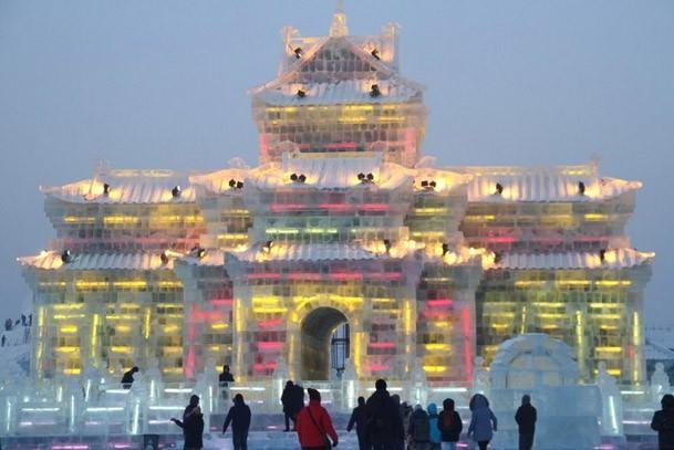 Çin'de gerçekleşen 'Jingyue Snow World Festival' adlı geleneksel kar festivalinde dev binalar inşa edildi. Binaların özelliği ise hepsinin kardan yapılması... 200 kilometrekarelik bir alanda gerçekleşen festival için onlarca sanatçı günlerce çalıştı. Heykeller, gece de ışıklandırılarak görsel bir şölen sunuyor.