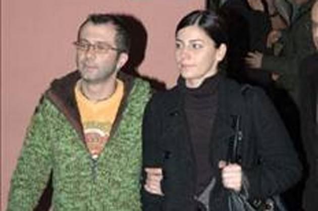 <p>Seda Akman, Durul Bazan: "Emret Komutanım" dizisinin başrol oyuncusu eski manken Seda Akman’a ait olan villaya jandarma baskın düzenledi. Akman’ın kız kardeşi Eda Akman ile oyuncu Durul Bazan’ın da aralarında bulunduğu 15 kişi kokain içtikleri gerekçesiyle gözaltına alındı. İki oyuncu da şimdi serbest.</p>