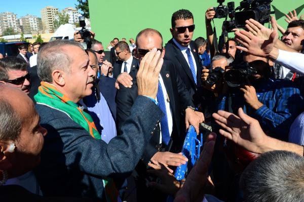 Başbakan Erdoğan konuşmasını yaptıktan sonra vatandaşlarla selamlaştı. İşte o anda ilginç anlar yaşandı.