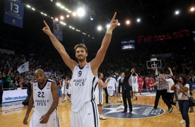 THY Euroleague çeyrek final 4. maçında Olympiakos'u Jamon Gordon'un son saniye basketi ile 74-73 deviren Anadolu Efes seriyi 2-2'ye getirdi. 