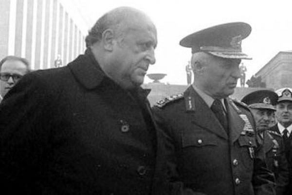 <p><strong>Demirel'den EFF anlaşması</strong><br /> <br />1980 yılında yeniden iktidarda olan Süleyman Demirel, 12 Eylül darbesinden aylar önce 1,25 milyar SDR'lik, üç yılı kapsayan bir "genişletilmiş fon kolaylığı" (EFF) anlaşmasını imzaladı.</p>