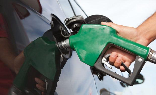 <p>Düşük yakıt tüketimi ve makul vergi oranları dolayısıyla tercih edilen en düşük motor gücü ve donanıma sahip bu otomobillerde dahi konfor ve güvenlik donanımlarına göre fiyatlar, 50 bin lirayı aşan rakamlara ulaşabiliyor. Kullanıcılarına birçok bakımdan tasarruf sağlayan bu araçların baz modelleri ile donanımlı versiyonları arasındaki fiyat farkı, bazı markalarda 15-20 bin liraya kadar çıkabiliyor. Yerli ve yabancı otomobil firmalarının en düşük fiyatlı bazı modelleri şöyle:</p>