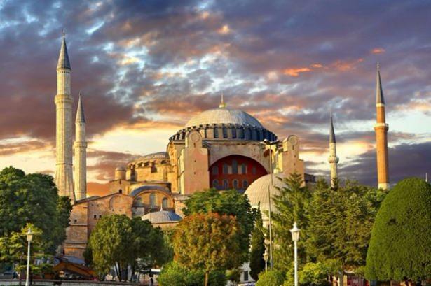 <p><strong>1.İSTANBUL/SULTANAHMET VE AYASOYFA</strong><br />
Alman Bild gazetesinin internet sitesinde yer alan habere g&ouml;re, turistlerin nabzını tutan "TripAdvisor"ın son araştırmasına g&ouml;re, 2015'te İstanbul Avrupa'da turistler tarafından en &ccedil;ok merak edilen ve sevilen kent oldu. TripAdvisor'ın d&uuml;nya listesinde de, İstanbul 9'uncu sırada yer aldı. İstanbul'un turistler tarafından en &ccedil;ok sevilen yeri ise Sultanahmet ve Ayasofya.</p>
