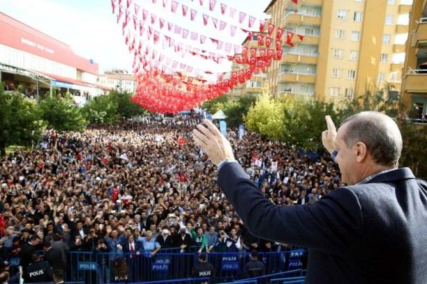 <p>Gençlik Şöleni'ne katılmadan önce kendisini dışarda bekleyen vatandaşlara otobüs üzerinden hitap etti.</p>
