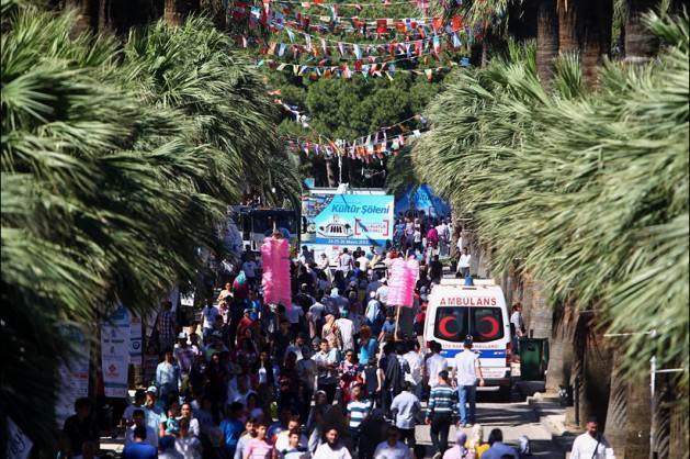 <p>24-26 Mayıs tarihlerinde Kültürpark’ ta gerçekleştirilen kültür şöleninin resmi açılışı cuma günü 17.30’da yapıldı. Ancak saat 11.00’de kapılarını vatandaşlara açan şölen, birkaç saat gibi kısa sürede 250 bin ziyaretçiye ulaştı. 3 günün sonundaki toplam ziyaretçi sayısı ise 2 milyon 500 bin’di.</p>