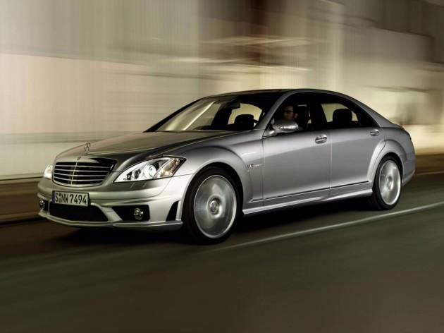 <p><strong>Mercedes'in yeni amiral gemisi</strong><br /><span style="line-height: 13pt;">Mercedes'in tümüyle yenilenen amiral gemisi modeli S Serisi, fuarın ilgi çeken modellerinden olacak. Üretilen en teknolojik Mercedes olan S Serisi, şık hatlarıyla ziyaretçileri karşılayacak.</span></p>
