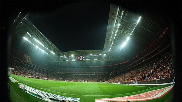 <p>Şampiyonluğa sadece 3 puan mesafede olan Galatasaray, maça fırtına gibi girdi ve 8. dakikada Selçuk İnan’ın enfes frikik golüyle 1-0 öne geçti. İlk yarı bu skorla sona erdi.</p>