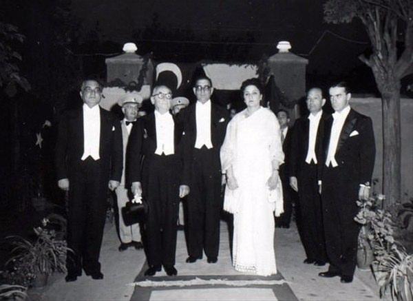 <p>Celal Bayar, Mirza Han ile eşi ve protokol görevlileri… (20 Kasım 1959).</p>

<p> </p>
