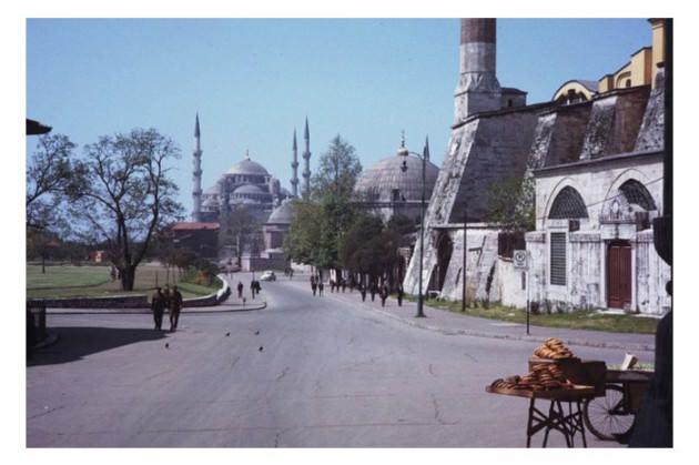 <p>Indiana Üniversitesi, Charles W. Cushman fotoğraf koleksiyonundan eski İstanbul fotoğrafları çıktı. Günümüze kıyasla daha tenha görülen İstanbul'un bu fotoğrafları 1965 yılında çekilmiş.</p>