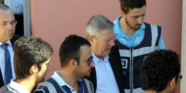 HAZİRAN AYI => - ''Futbolda şike'' iddialarına ilişkin davada, esas hakkındaki görüşünü açıklayan özel yetkili İstanbul Cumhuriyet Savcısı Ufuk Ermertcan, Fenerbahçe Kulübü Başkanı Aziz Yıldırım'ın ''haksız ekonomik çıkar sağlamak amacıyla suç örgütü kurmak'', ''şike'' ve ''teşvik primi vermek'' suçlarından cezalandırılmasını istedi.