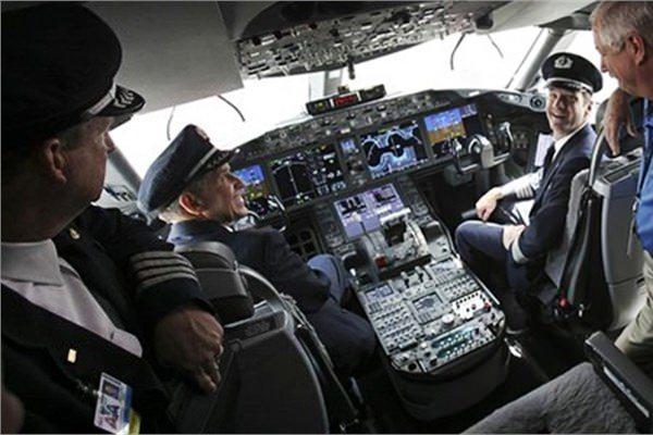 <p>Pilotlar, uçuş görevlileri</p>
