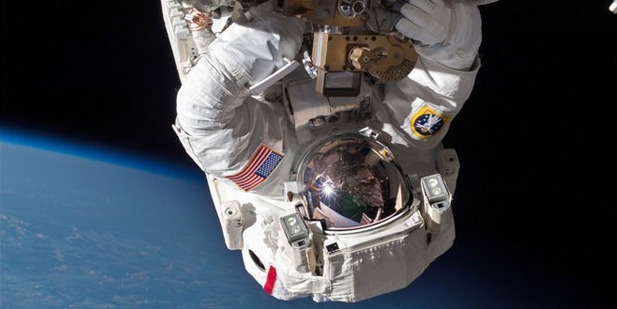 <p>Astronot Chris Cassidy'nin uzay istasyonunun pompa kontrol kutusunu onarırken yaptığı uzay yürüyüşü ise böyle fotoğraflandı.</p>