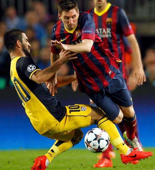 Milli futbolcumuz  76. dakikada yerini Cristian Rodriguez'e bıraktı.