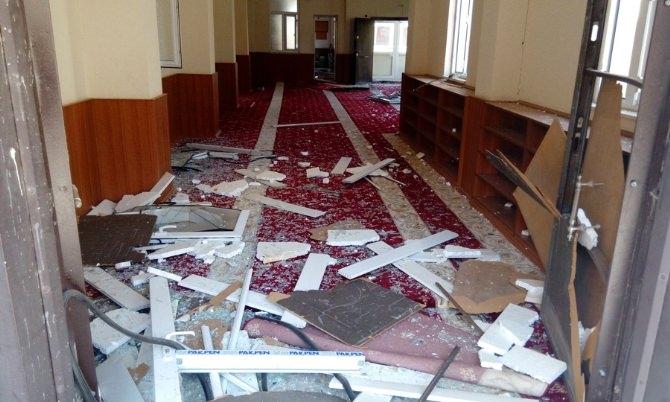 <p>Bir vatandaşın ihbarı üzerine durumu öğrenen polis, bombayı çevredeki evleri tahliye ettikten sonra patlattı.</p>

<p> </p>
