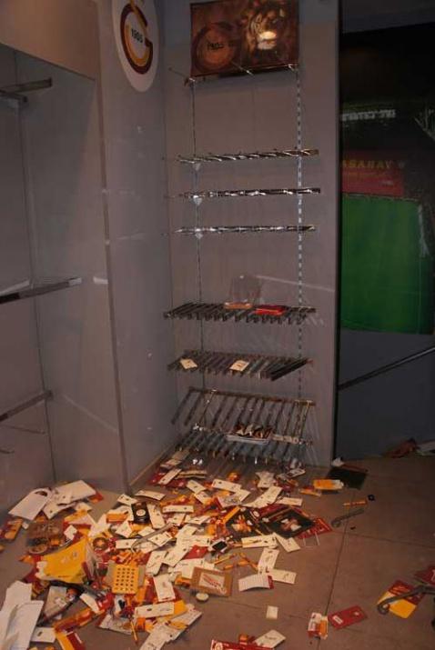 Mağazanın içerisinde de büyük maddi hasar oluşurken, GS Store  tanınmayacak hale getirildi.