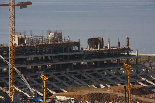 <p>Trabzonspor'un yeni stadyumu Akyazı Spor Kompleksi'nde çalışmalar tüm hızıyla sürüyor.</p>