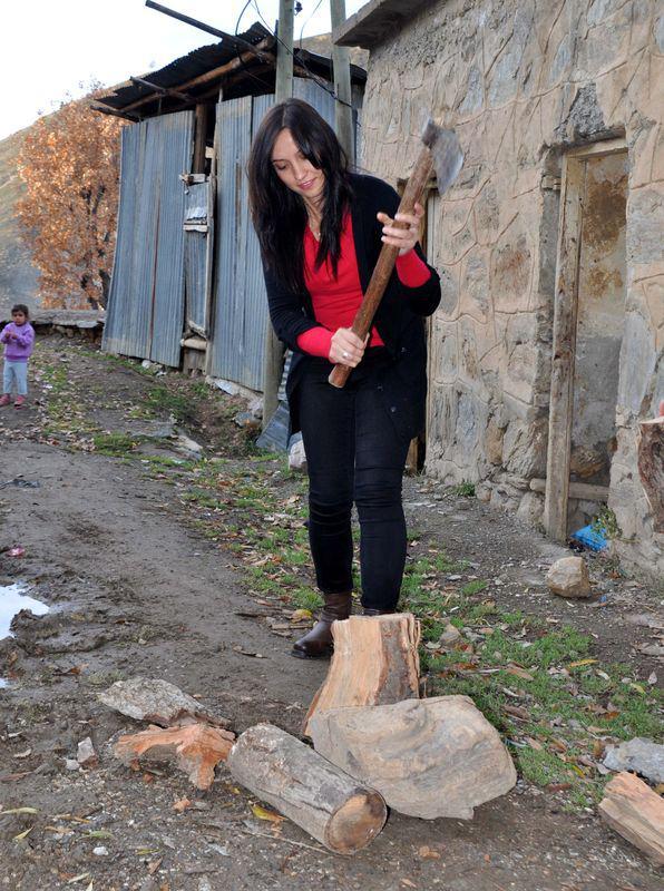 <p> Köyde görev yapan İzmir ve Antalyalı iki kadın öğretmen, öğrenciler üşümesin diye ellerine ilk kez aldıkları baltayla odun kırıp, soba yakıyor.</p>
