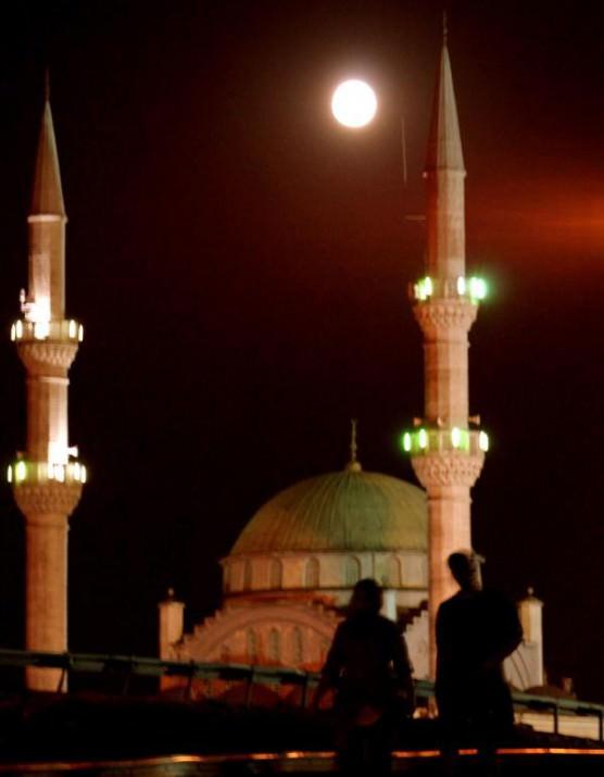 İSTANBUL'da akşam saatlerinde çıkan dolunay izleyenlere eşsiz bir güzellik sergiledi, kartpostallık görüntüler ortaya çıktı. Hemen hemen tüm semtlerden görülen dolunay seyir keyfi yaşattı.