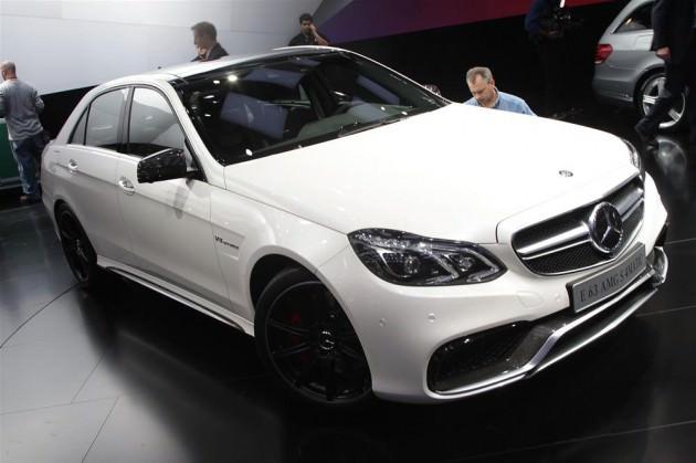 Mercedes E63 AMG S 4Matic. 585 bg gücündeki süper sedan, 3,6 saniyede sıfırdan 100 km/s hıza ulaşabiliyor ve elektronik olarak sınırlanmış 300 km/s azami hıza sahip.