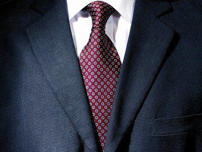 <p>Sıkı bağlanan kravatlar erkeklerde baş ağrısına, konsantrasyon eksikliğine, beyin ve boyun problemlerine neden olur.</p>
