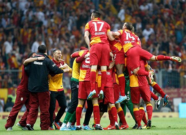 <p>İlk golü 8. dakikada bulan Cim Bom, 2. golü de ikincinin yarının 8. Dakikasında buldu. Fileleri havalandıran bu kez Burak Yılmaz’dı... Ardından 60. dakida sahneye yine Selçuk İnan çıktı ve enfes bir golle farkı 3’e çıkardı. 75’te ise Selçuk’a nazire yaparcasına Burak sahne alıp, o da gollerini ikiledi! Maçın skorunu ise Sivassporlu oyuncuları ilan etti: 4-2</p>