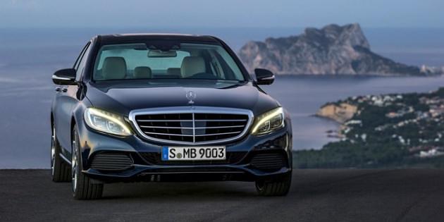 <p>Yeni versiyonda sürekli dört tekerlekten çekiş sistemi (4MATIC) ve bu sınıfta ilk kez sunulan ön ve arkadaki havalı süspansiyon (AIRMATİC) isteğe bağlı olarak alınabiliyor.</p>