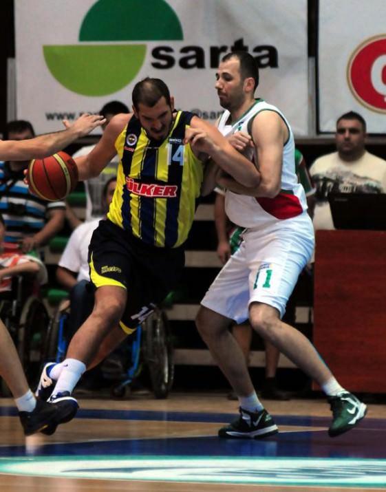 Pınar Karşıyaka, sahasında Fenerbahçe Ülker'i 81-78 mağlup ederek seriyi 2-0'a getirdi ve playoff yarı finaline çıktı.