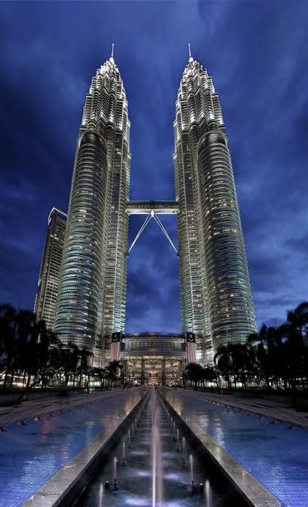 <p>8. Petronas Tower 1 & 2<br />Kuala Lumpur, Malaysia, 452m<br /> </p>