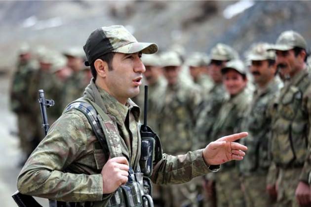 <p>Silahlı güçlerin ülke dışına çekilmesini olumlu buluyoruz: Terör örgütü PKK'nın halk desteği aşamasında direncini kıranların korucular olduğunu dile getiren Kandemir, şöyle konuştu: "PKK, bu ve benzeri nedenlerden dolayı çekilmenin ön koşulu olarak koruculuk sisteminin kaldırılmasını ifade etti. Terör örgütü tamamen silahlardan arınmadan koruculuk sistemin kaldırılması durumunda süreçle ilgili bütün kozlar PKK'nın eline geçecektir. Sonuç olarak, terörün silahlı militanlarını ülke sınırlarımızın dışına çekmesini olumlu bulduğumuzu ve silahsız bir ortamda sorunların konuşularak çözülebileceğine inandığımızı belirtmek istiyoruz." Teröristlerin geri çekilmesinin, terörün silahları bırakacağı anlamına gelmediğine işaret eden Kandemir, şöyle devam etti:</p>