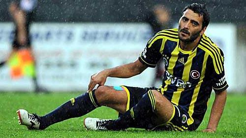 DANIEL GUIZA     2011-12 sezonunda Fenerbahçe’den Getafe takımına transfer oldu. İlk senesinde ligde 32 maçta forma şansı bulsa da sadece 3 gole imza atarak takımını gol yollarında sırtlamaktan uzak bir görüntü çizen eski İspanya gol kralı, sonrasında gözden düştü. İçinde bulunduğumuz sezonda kayıplara karışan Guiza geçen hafta İspanyol basınına yaptığı açıklamalarla kendisini hatırlattı. İkinci lig kulüplerinin bile kendisiyle ilgilenmediği iddia edilen 32 yaşındaki oyuncu, “Devre arasında bana kimse talip olmazsa futbolu bırakırım” dedi.