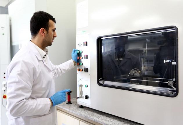 <p>Projeyle ilgili bilgi veren araştırma görevlisi Serdar Yıldırım, bir televizyon üreticisi şirketten gelen yanmaya dayanıklı televizyon kasası geliştirilmesi talebi üzerine KOSGEB desteğiyle 2012 yılında proje başlattıklarını dile getirdi.</p>