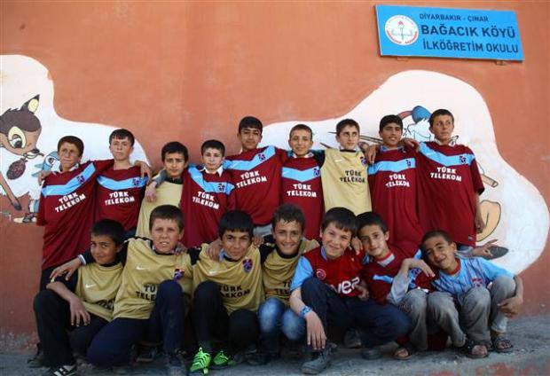 Çınarlı bir hemşehrilerinin Antalya'daki otelinde kalan Trabzonspor takımına köyün bu özelliğinden bahsedildiğini dile getiren Gündüz, şöyle devam etti: "Hemşehrimiz bizim köyü anlatıyor. Trabzonspor'u nasıl sevdiğimizi ve fanatik olduğumuzu duyan kulüp yöneticileri bize geçen yıl forma gönderdiler. Kulüp yetkililerini büyük bir coşkuyla karşıladık. Köyde büyük bir şenlik düzenlendi. Kulüp yöneticilerini havai fişek ve davul zurnalarla karşıladık. Köyde büyük bir sevinç yaşandı. Şimdi her evde Trabzonspor forması bulunuyor. Yetişkinler ve çocuklar o formaları giyerek maç oynuyor. Bölgemizde en çok Galatasaray, Fenerbahçe ve Beşiktaş gibi takımlar tutuluyor. Bizi duyunca şaşırıyorlar."