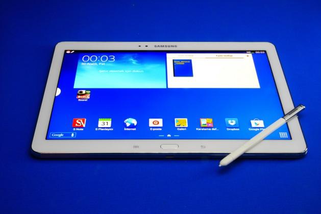 <p>Galaxy Tab 2 10.1 kullanan biri olarak, 10.1'in 2014 modelinin tasarım ve hafiflik açısından farkını çok net bir şekilde ortaya koyduğunu belirtmem gerek. Kenarların inceliği ve cihazın hafifliği, tableti bir yüzeye koymasanız bile zorlanmadan taşımanızı ve kullanmanızı sağlıyor. Bir elle tableti tutarken S-Pen'i ve klavyeyi daha rahat kullanıyor ve fazla zorlanmadan standart işlemleri halledebiliyorsunuz. Metal ve plastikten kurtulan arka panelin, parmak izi kirinden kurtulması da 10.1'in artılarından.</p>