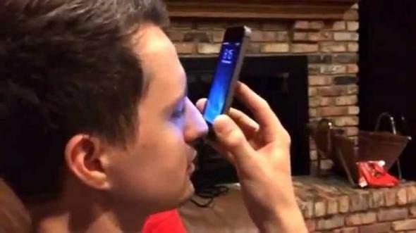 <p>iPhone'unuzda elleriniz yağlı, ama telefonu açmak istiyorsunuz; burnunuzu kullanın!</p>

<p> </p>
