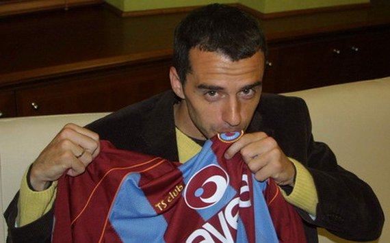 <p><strong>Ardijan Djokaj (Trabzonspor, 2005-06)</strong><br /><br />Vahid Halilhodzic döneminde Kızılyıldız'dan transfer edilen sol açık oyuncusu, Trabzonspor'un mevsimlik yabancılarından sadece birisiydi. Karadağlı oyuncu 10 maçlık serüveninde kendisini gösteremezken, sezon sonunda Ankaraspor'a kiralandı. Daha sonra Bundesliga 2'de Koblenz ve 1860 Münih formaları altında boy gösteren Djokaj son olarak ülkesinin FK Mogren takımında forma giydi. </p>