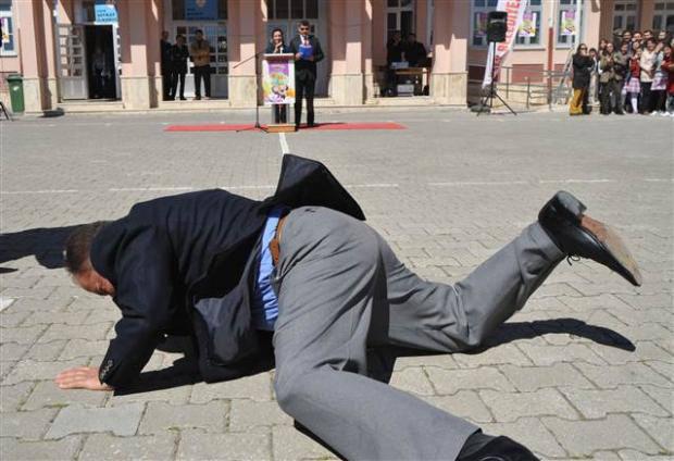 <p>Halk oyunları gösterisinin ardından protokol üyeleri Nevruz ateşinin üstünden atladı.</p>