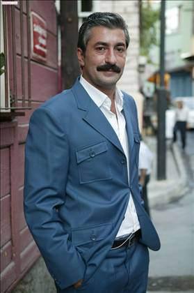 ERKAN PETEKKAYA 1993’ten beri kadrolu devlet tiyatrocusu olan Erkan Petekkaya, Öyle Bir Geçer Zaman Ki dizisinde canlandırdığı Ali Kaptan rolüyle 7’den 70’e tanınır hale geldi. Ünlü oyuncu, uzun yıllardan beri hayalini kurduğu kasap dükkanını geçtiğimiz yıl Beykoz’da açtı. Mest Et kasap dükkanı ile Petekkaya’da ticarete atılan ünlüler kervanına katıldı.