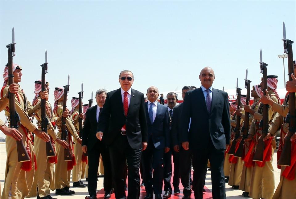 <p>Cumhurbaşkanı Recep Tayyip Erdoğan, Ürdün Kralı 2. Abdullah tarafından resmi törenle karşılandı. El Hüseyniye Sarayı’ndaki karşılama töreninde Cumhurbaşkanı Erdoğan ve Kral 2. Abdullah'ın yerlerini almalarının ardından iki ülke milli marşları çalındı. Cumhurbaşkanı Erdoğan ve Kral 2. Abdullah'ın, tören kıtasını denetlemelerinin ardından baş başa ve heyetler arası görüşmelere geçildi.</p>

<p> </p>
