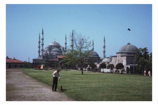 <p>Indiana Üniversitesi, Charles W. Cushman fotoğraf koleksiyonundan eski İstanbul fotoğrafları çıktı. Günümüze kıyasla daha tenha görülen İstanbul'un bu fotoğrafları 1965 yılında çekilmiş.</p>