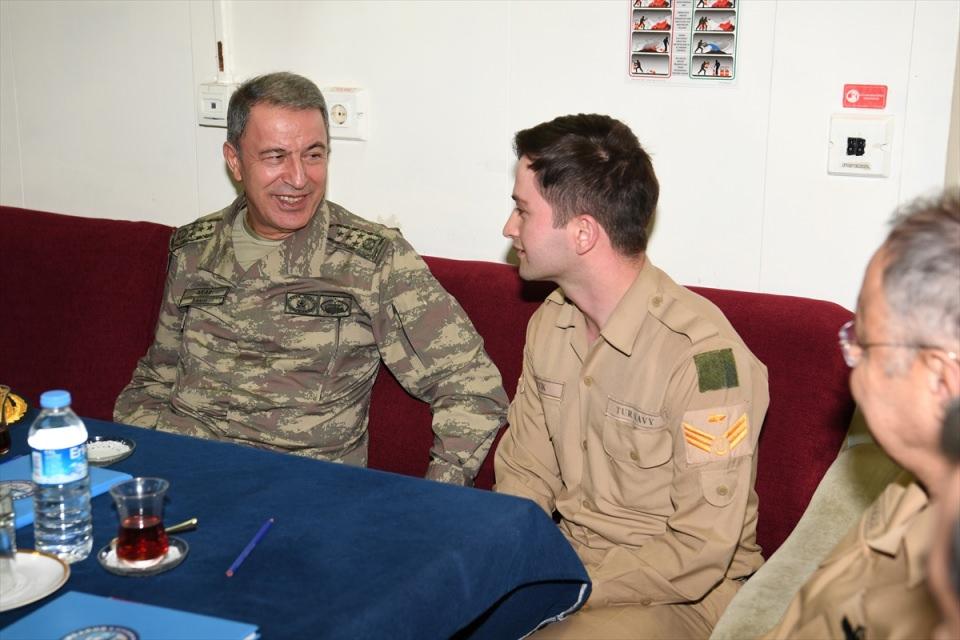 <p>Temasları sırasında "mavi vatan"ın önemine değinen Orgeneral Akar, Türkiye'nin deniz yetki alanlarındaki hak ve menfaatlerinin korunması, çevre ve bağlantılı deniz alanlarında güvenliğin sağlanması amacıyla etkin, caydırıcı ve saygın deni̇z gücüne sahi̇p olmasının ve bunu idame ettirmesinin, ülke güvenliğinin temi̇natına büyük katkı sağlayacağını kaydetti.</p>

<p> </p>
